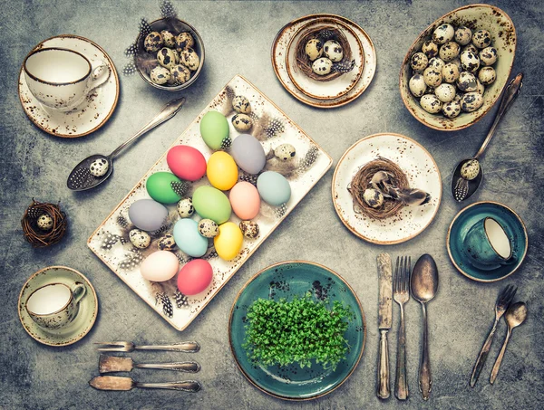 Table place setting with easter eggs. — Stock Photo, Image