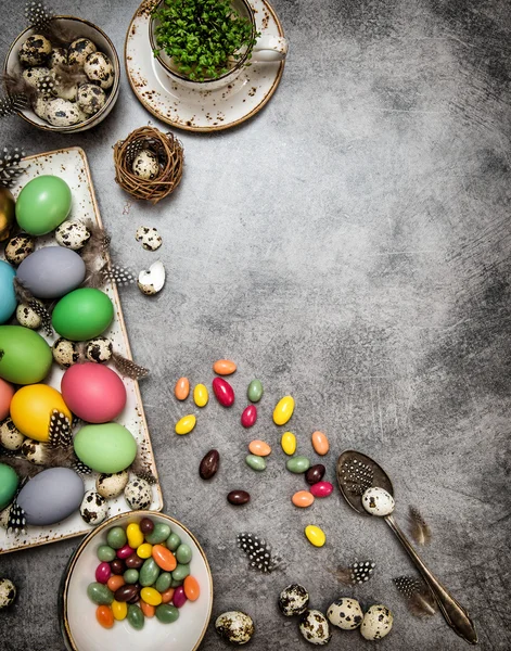 Decoración de Pascua con huevos y dulces . —  Fotos de Stock