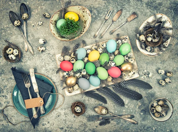 Decorazione tavola festiva uova di Pasqua — Foto Stock