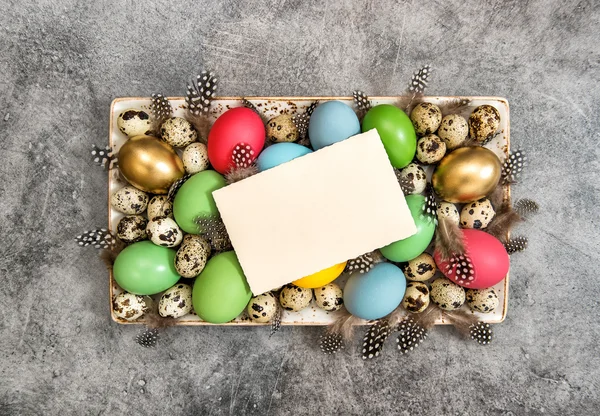 Huevos de Pascua decoración con tarjeta de felicitaciones —  Fotos de Stock