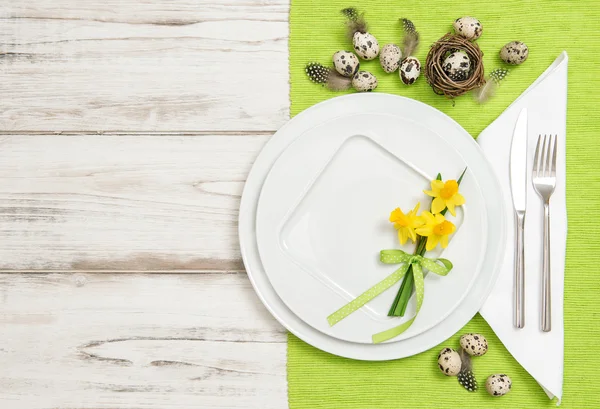 Påskägg tabellen dekoration och blommor — Stockfoto