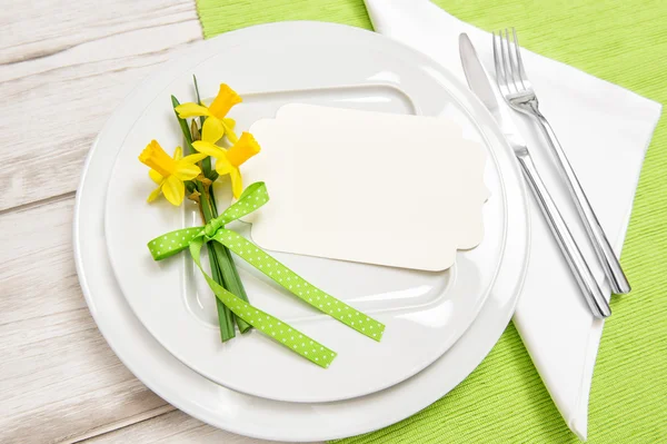 Decoración de mesa de primavera con flores de narcisos —  Fotos de Stock