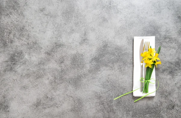 Салфетка с вилочным ножом и весенними цветами — стоковое фото
