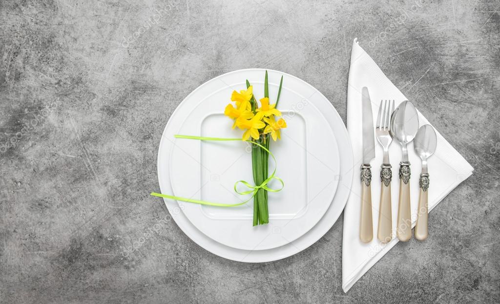 Table place setting cutlery spring flowers decoration