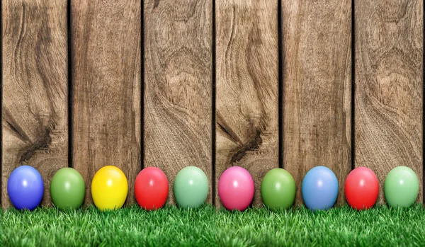 Huevos de Pascua en hierba verde —  Fotos de Stock