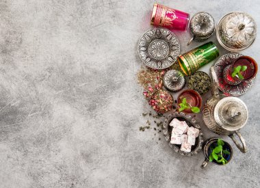 Çay nane yaprakları ve gül yaprakları ile. 