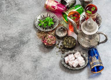 Çay nane yaprakları ve gül yaprakları ile. 