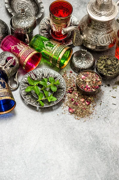 Té con hojas de menta y pétalos de rosa . —  Fotos de Stock