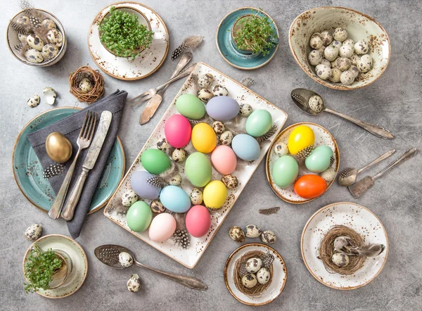 Composición de Pascua con huevos de colores —  Fotos de Stock