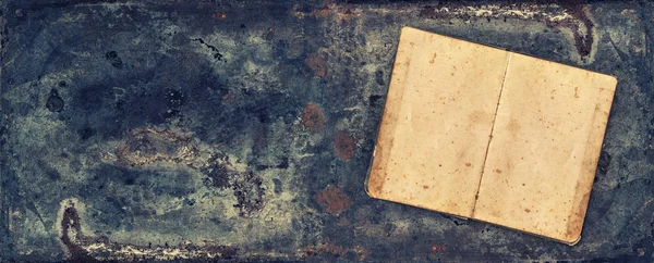 Libro antico su tavolo in metallo rustico — Foto Stock