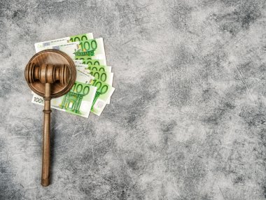 Yargıçlar tokmak ve euro nakit para. 