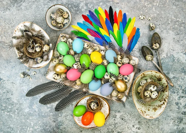 Velikonoční složení s barevnými vejci — Stock fotografie