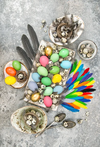 Πάσχα σύνθεση με χρωματιστά αυγά — Φωτογραφία Αρχείου