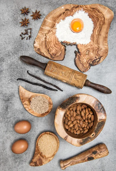 Holzutensilien auf dem Küchentisch — Stockfoto