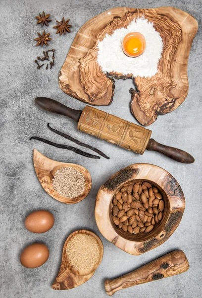 Utensilios de madera en la mesa de cocina — Foto de Stock