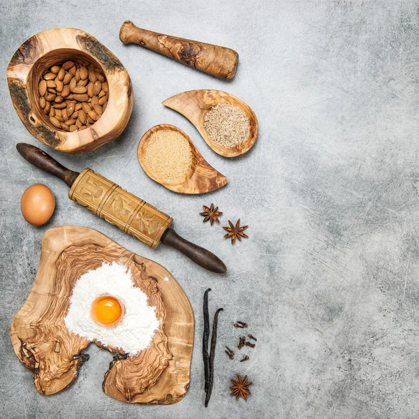 Utensilios e ingredientes para hornear en la mesa de la cocina — Foto de Stock