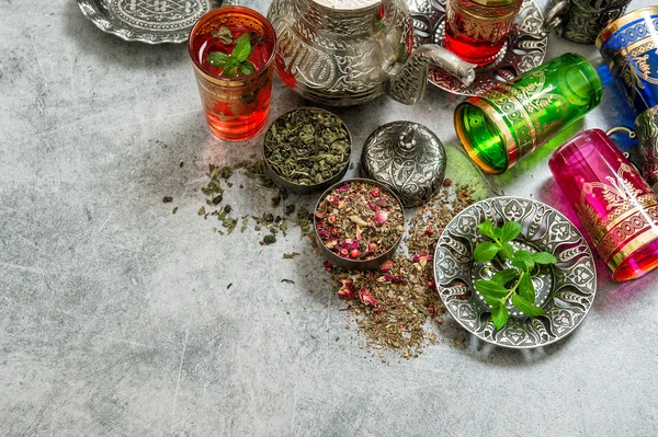 Oosterse zilveren tabel gerechten — Stockfoto