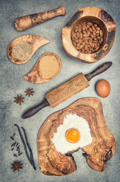 Utensílios de cozinha e ingredientes na mesa de cozinha — Fotografia de Stock