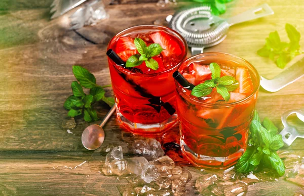 Roter Cocktail mit Erdbeere — Stockfoto