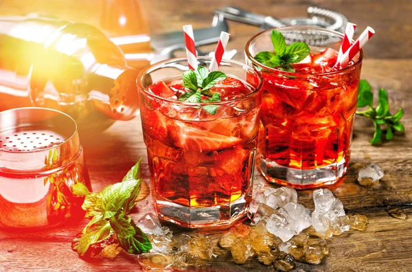 Roter Cocktail mit Erdbeere — Stockfoto