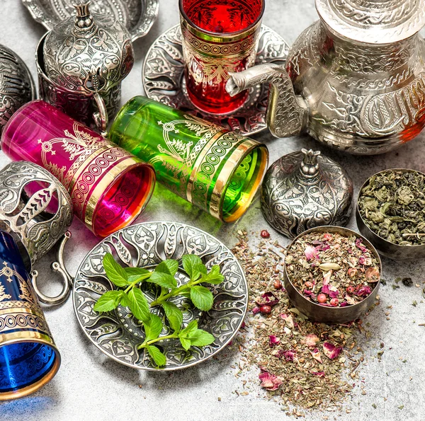 Teiera e bicchieri da tè piatti orientali in argento — Foto Stock