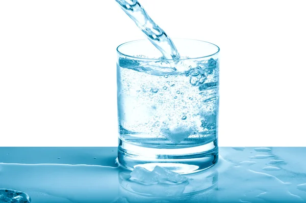 Agua espumosa vertiendo en el vaso Bebida fría — Foto de Stock