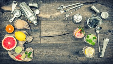 Meyveli içecekler Kokteyl bar shaker bardak. Düz döşeme vintage