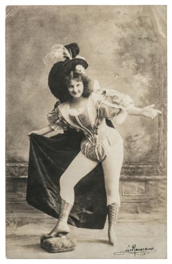 Vintage tarihsel elbise giyen genç kadın oyuncu