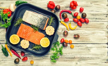 Izgara Somon Balık otlar sebze düz yatıyordu vintage