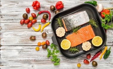 Izgara Somon Balık otlar düz koymak gıda arka plan