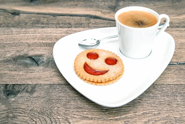 Café tasse biscuit visage souriant. Petit déjeuner drôle — Photo