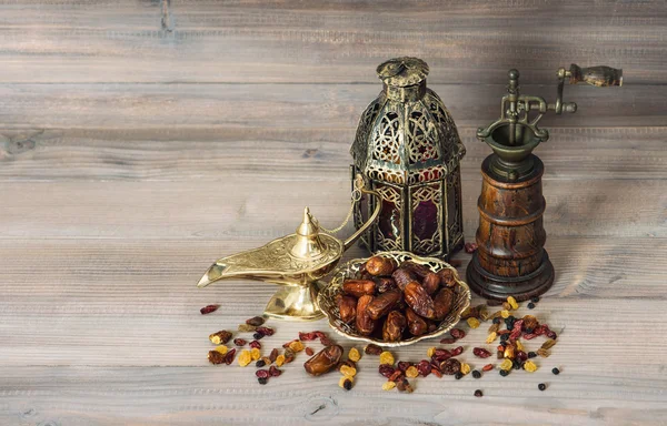 Vintage orientalische Tischdekoration Laterne und Mühle — Stockfoto