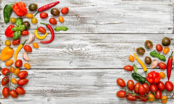 Świeże warzywa pomidorów i papryki. Jedzenie — Zdjęcie stockowe