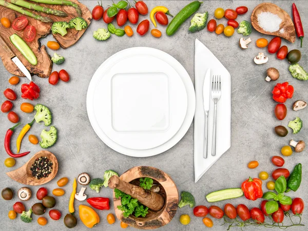 Mesa de ajuste con verduras frescas. Alimento saludable — Foto de Stock
