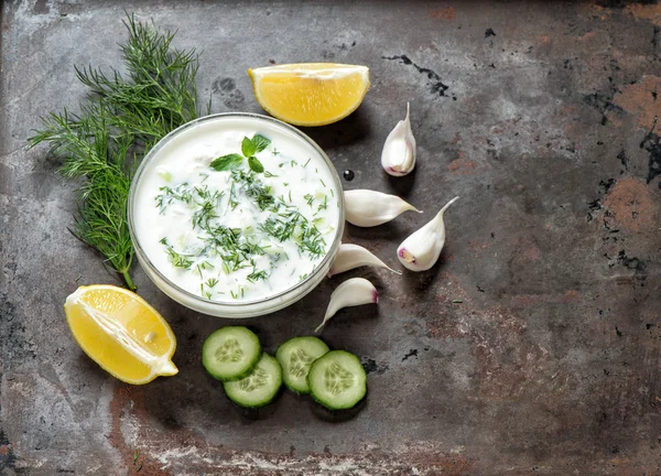 Tzatziki Sauce frischer Dip mit Kräutern Dill Minznahrung — Stockfoto