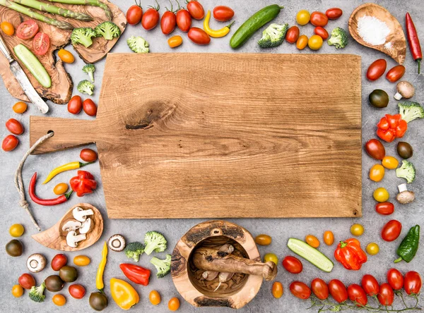 Cutting board färska grönsaker organiska äta vegetarisk mat — Stockfoto