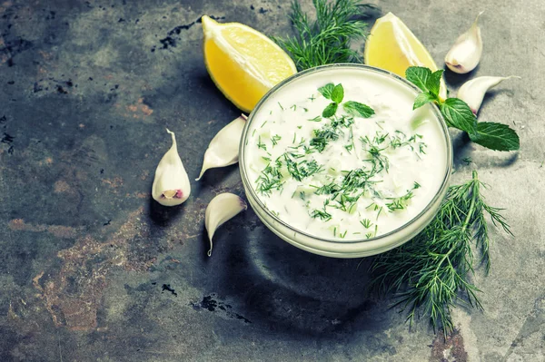 Tzatziki Sauce frischer Dip Kräuter Dill Minze Joghurt Jahrgang — Stockfoto