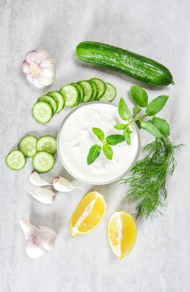 Salsa griega ingredientes tzatziki. Yogurt hierbas pepino —  Fotos de Stock