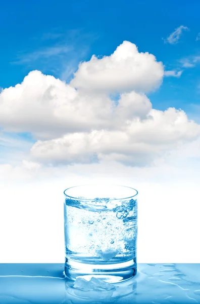 Vidro de água espumante no céu azul Bebida fria fresca — Fotografia de Stock