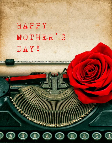 Vintage machine à écrire fleur de rose rouge. Bonne fête des mères — Photo