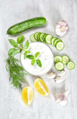 Cacık malzemeler. Yunan sos cacık sağlıklı meze
