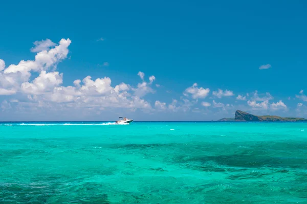 Agua de mar turquesa perfecto cielo azul. Fondo de viaje — Foto de Stock