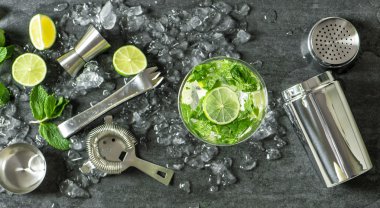 Yaz içki mojito limon nane buz kokteyl ile