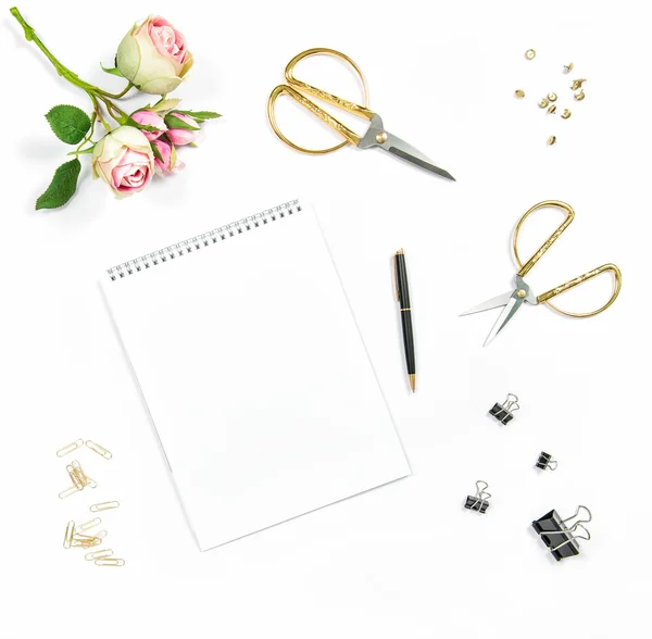 Flat lay com caderno de esboços, flores, ferramentas de escritório — Fotografia de Stock