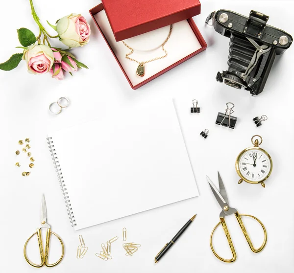 Ślubne płaskie składają pudełko złote pierścienie kwiaty — Zdjęcie stockowe
