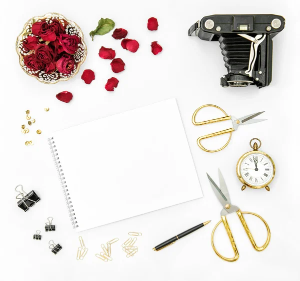 Flat lay rose rosse fiori vintage fotocamera accessori dorati — Foto Stock