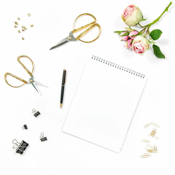 Flat lay bozzetto libro rosa fiori accessori dorati — Foto Stock