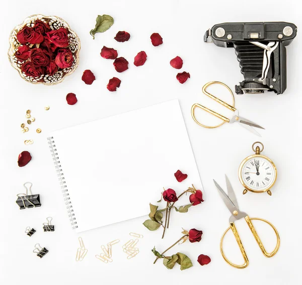 Mock up schetsboek bloemen plat leggen fotoalbum — Stockfoto