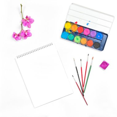Düz yatıyordu sketchbook suluboya fırça orkide çiçek
