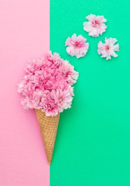 Kiraz ağacı çiçeği içinde dondurma waffle